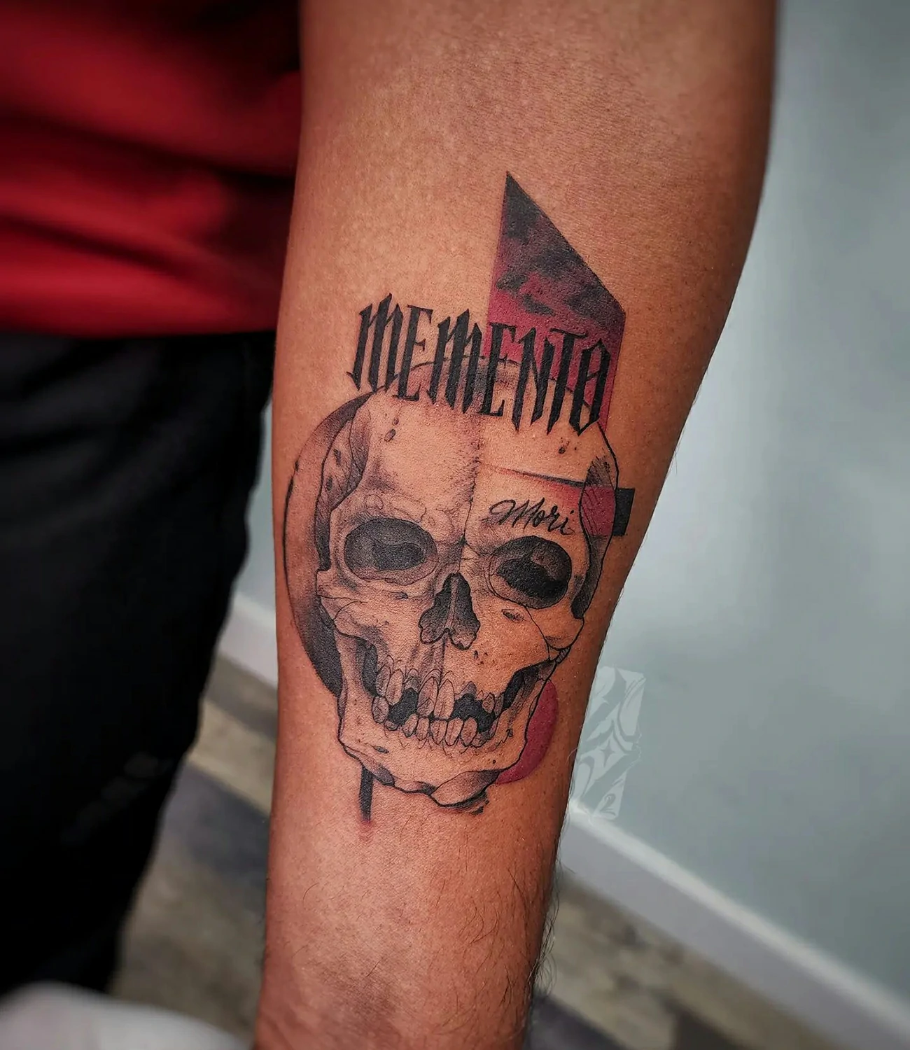 memento mori skull tattoo: A tattoo featuring a skull along with the phrase "memento mori," emphasizing the motif of mortality.