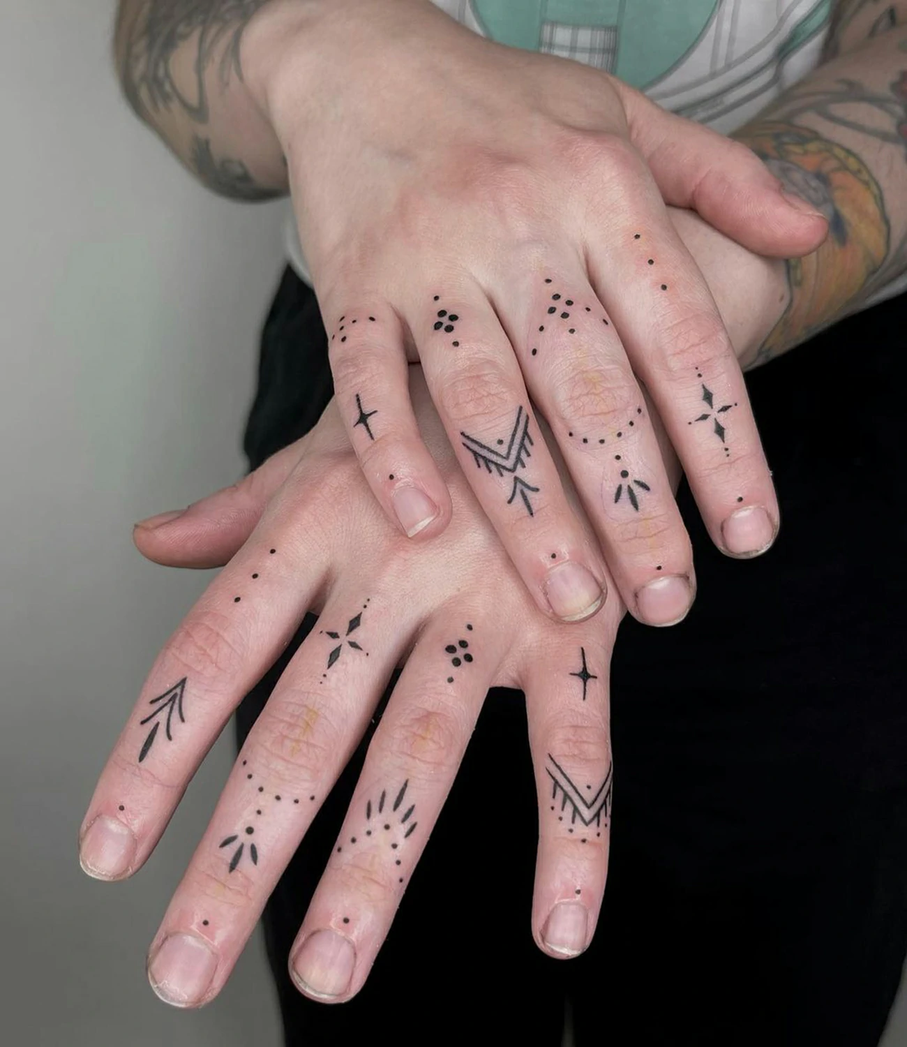 geometric finger tattoos
