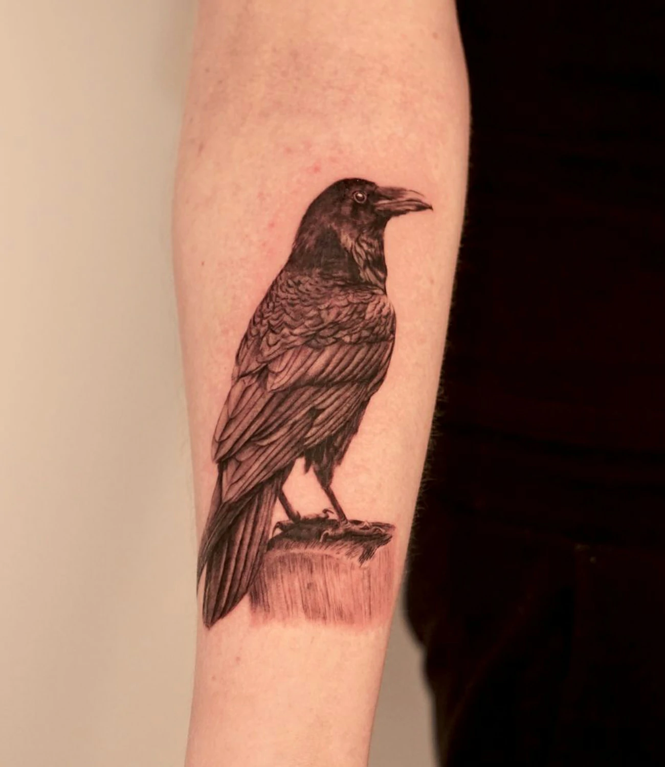 Minimalist small raven tattoo: A very simple and small raven tattoo for minimalists.

