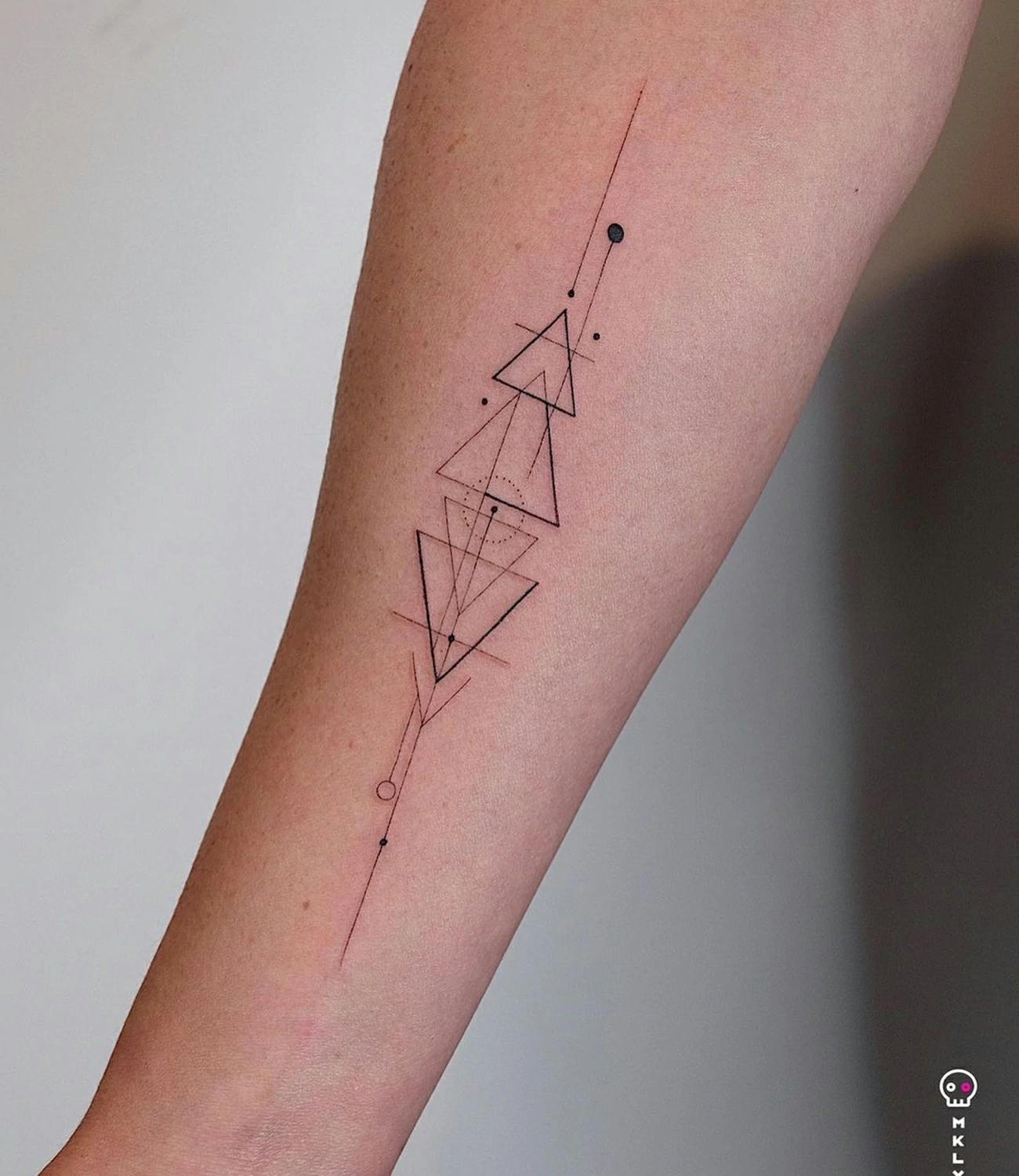 Geometric Minimalist Tattoo: Geometric minimalist tattoos highlight the elegance of clean lines and basic shapes, emphasizing the beauty of simplicity.